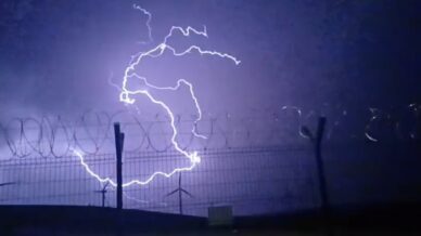 tokatta firtina nedeniyle agaclar devrildi pXyOs4WV