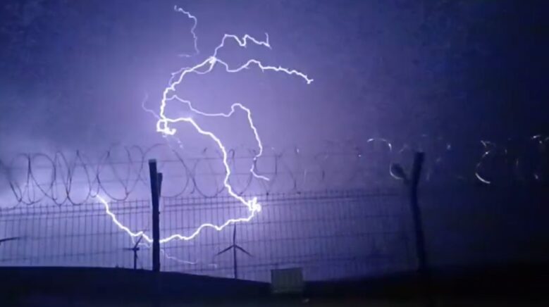 tokatta firtina nedeniyle agaclar devrildi pXyOs4WV