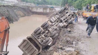 trabzon bayburt karayolunda tas kamyonu devrildi yol ulasima kapandi HSMDgddy