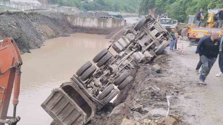 trabzon bayburt karayolunda tas kamyonu devrildi yol ulasima kapandi HSMDgddy