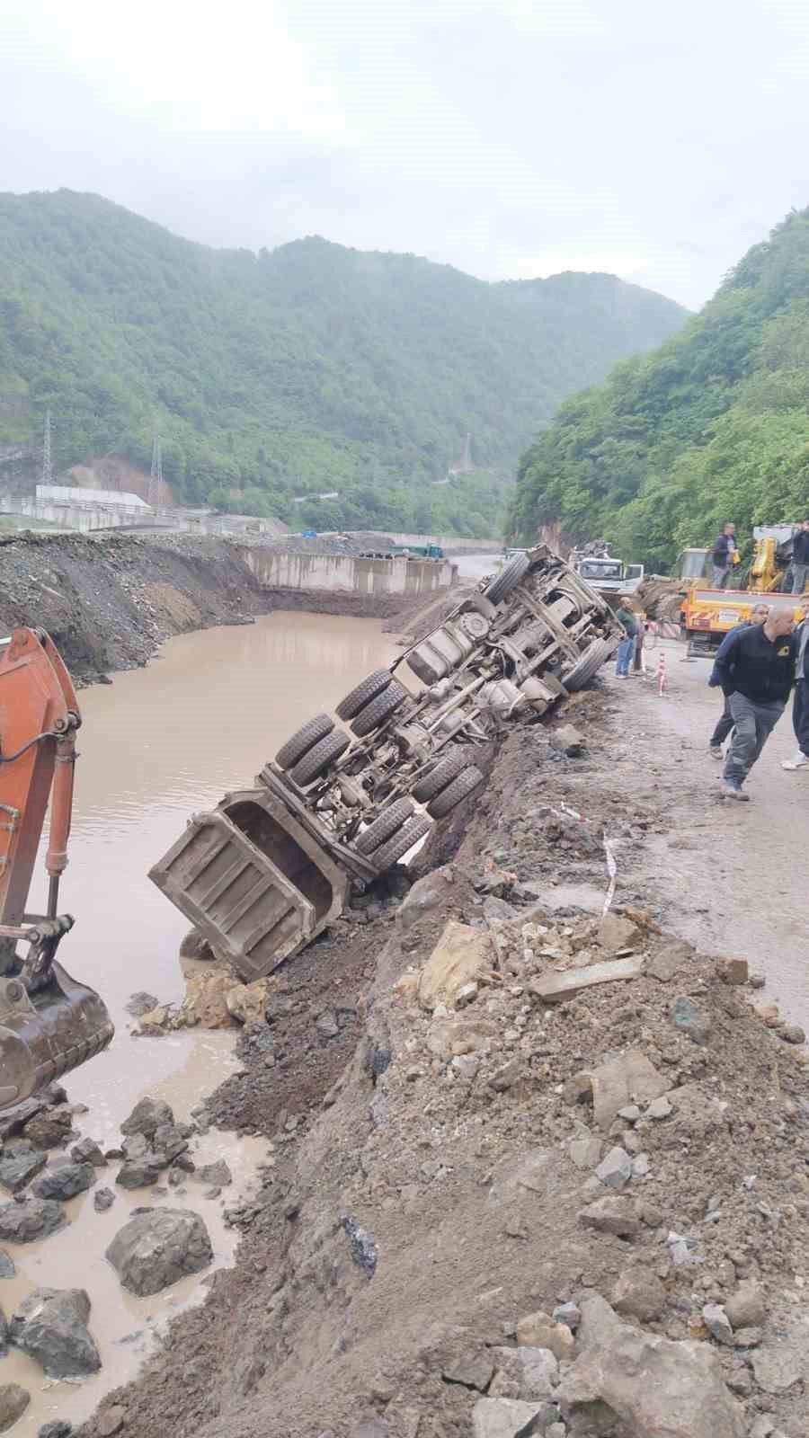 trabzon bayburt karayolunda tas kamyonu devrildi yol ulasima kapandi HSMDgddy