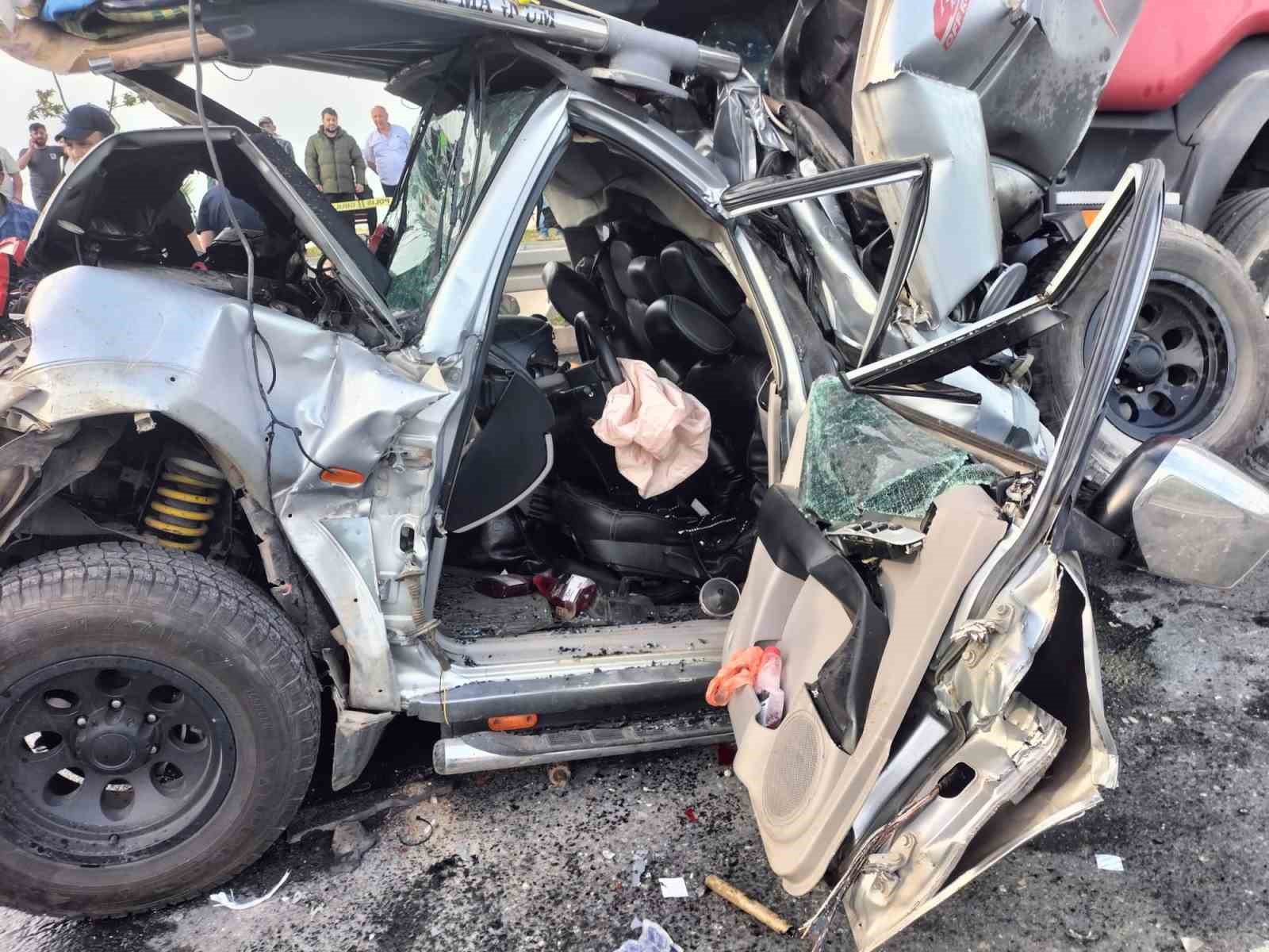 trabzonda iki tir arasina sikisan arac hurdaya dondu 3 yarali Vh5MshU2