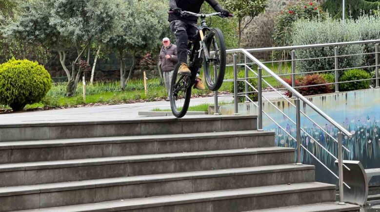 trabzonlu genc yetenek merdivenlerden bisikleti ile adeta ucarak iniyor 78ysahdc