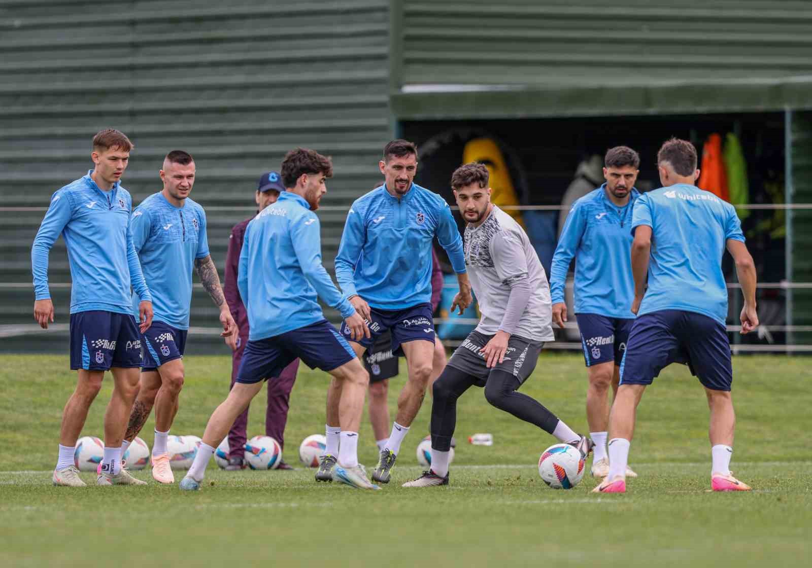 trabzonspor antalyaya genc futbolculariyla gitti UBtK8lgq