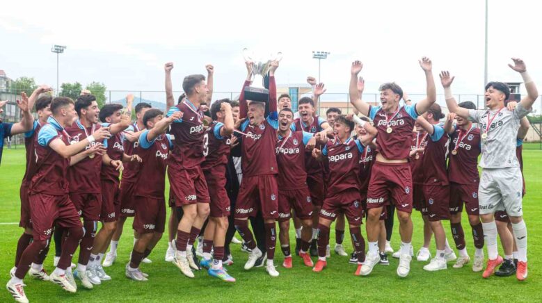 trabzonspor u19 takimi sampiyonluk kupasini aldi HzjsSCmg
