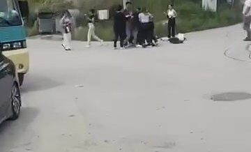 universiteli genc kizlar sokak ortasinda sac saca kavga etti AvEuESr8