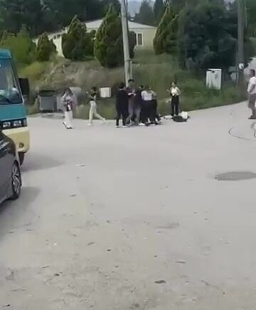 universiteli genc kizlar sokak ortasinda sac saca kavga etti AvEuESr8