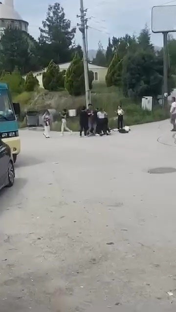 universiteli genc kizlar sokak ortasinda sac saca kavga etti AvEuESr8