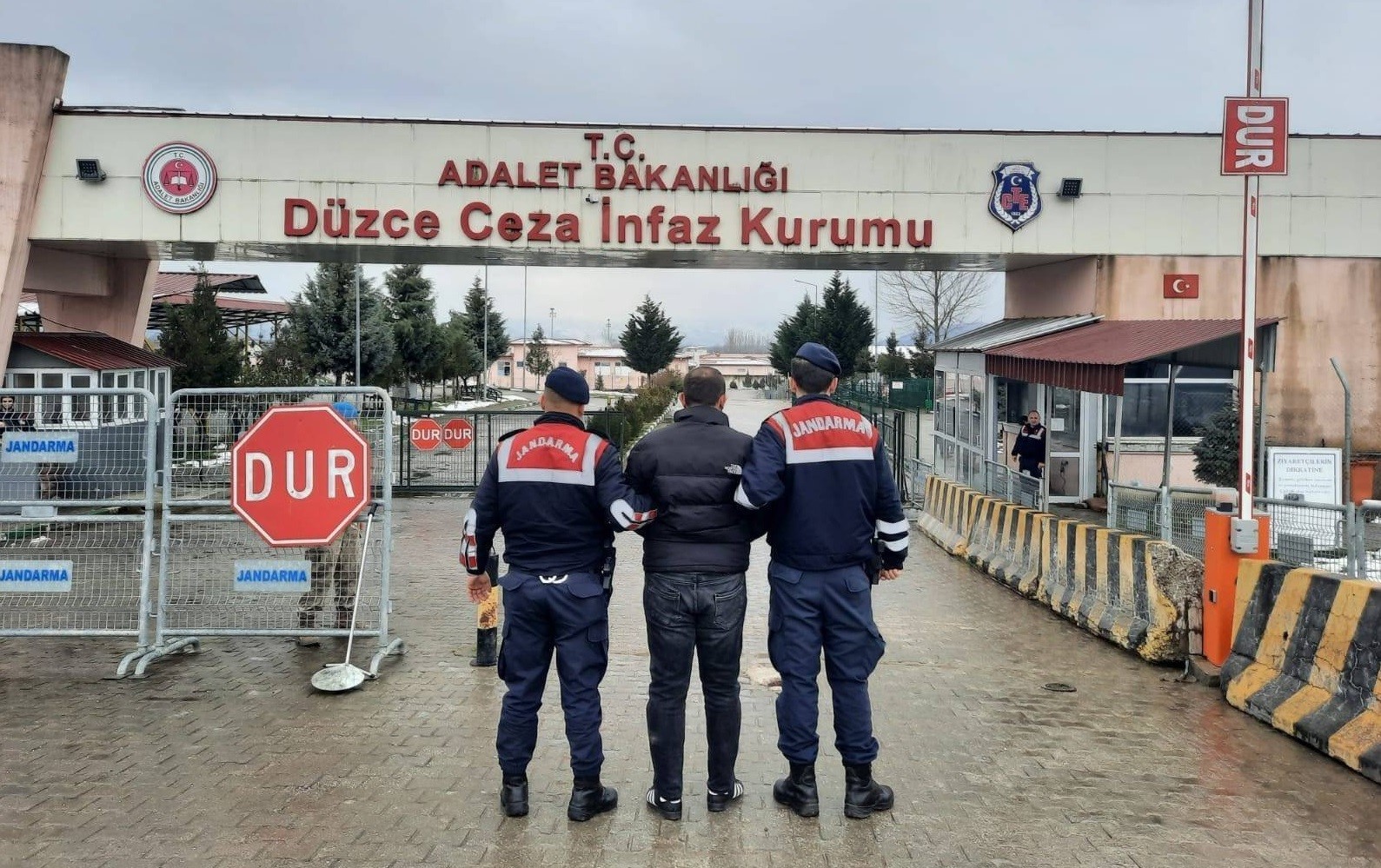 uyusturucu saticisi 11 kisi tutuklandi