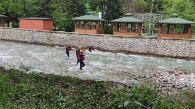 uzungolde dereye dusup kaybolan suudi arabistan uyruklu cocugu arama calismalari suruyor EG6UXypG