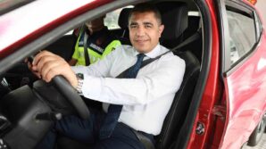 vali takla atan araca bindi F2UqiPjO