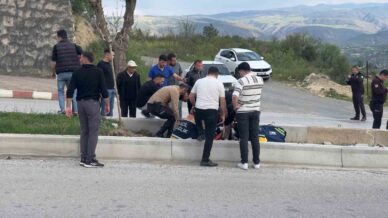 viraji alamayan motosiklet refuje carpti 1 agir yarali H8g2uRe2
