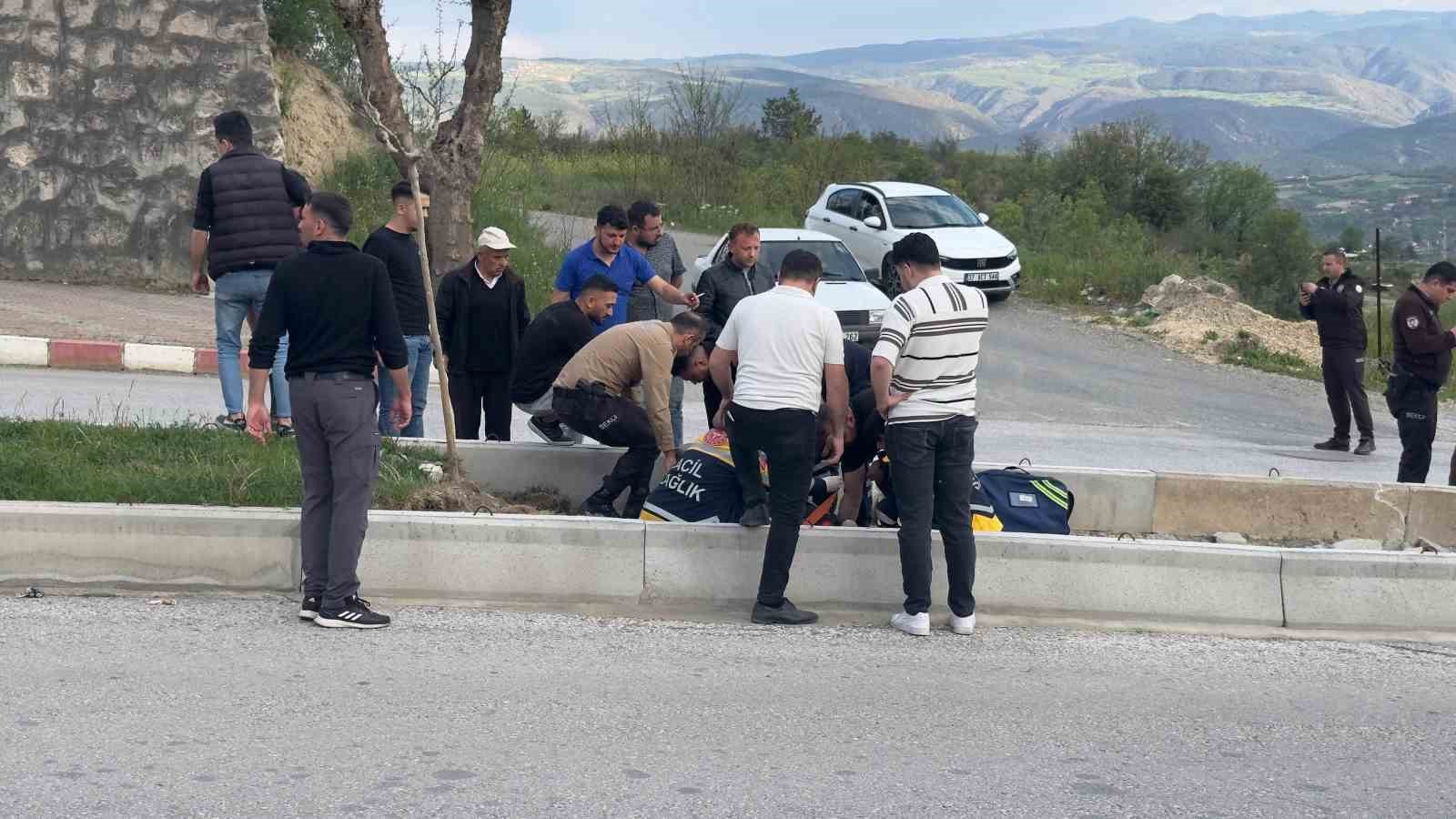 viraji alamayan motosiklet refuje carpti 1 agir yarali H8g2uRe2