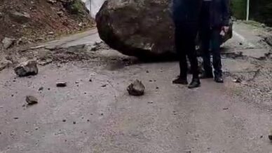 yaylaya gidenler devasa kayanin altinda kalmaktan saniyelerle kurtuldu HxcFc3SY