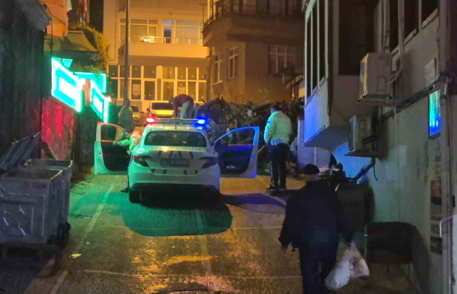 yola dokulen odunlar trafik akisini engelledi cgY9ZFvp