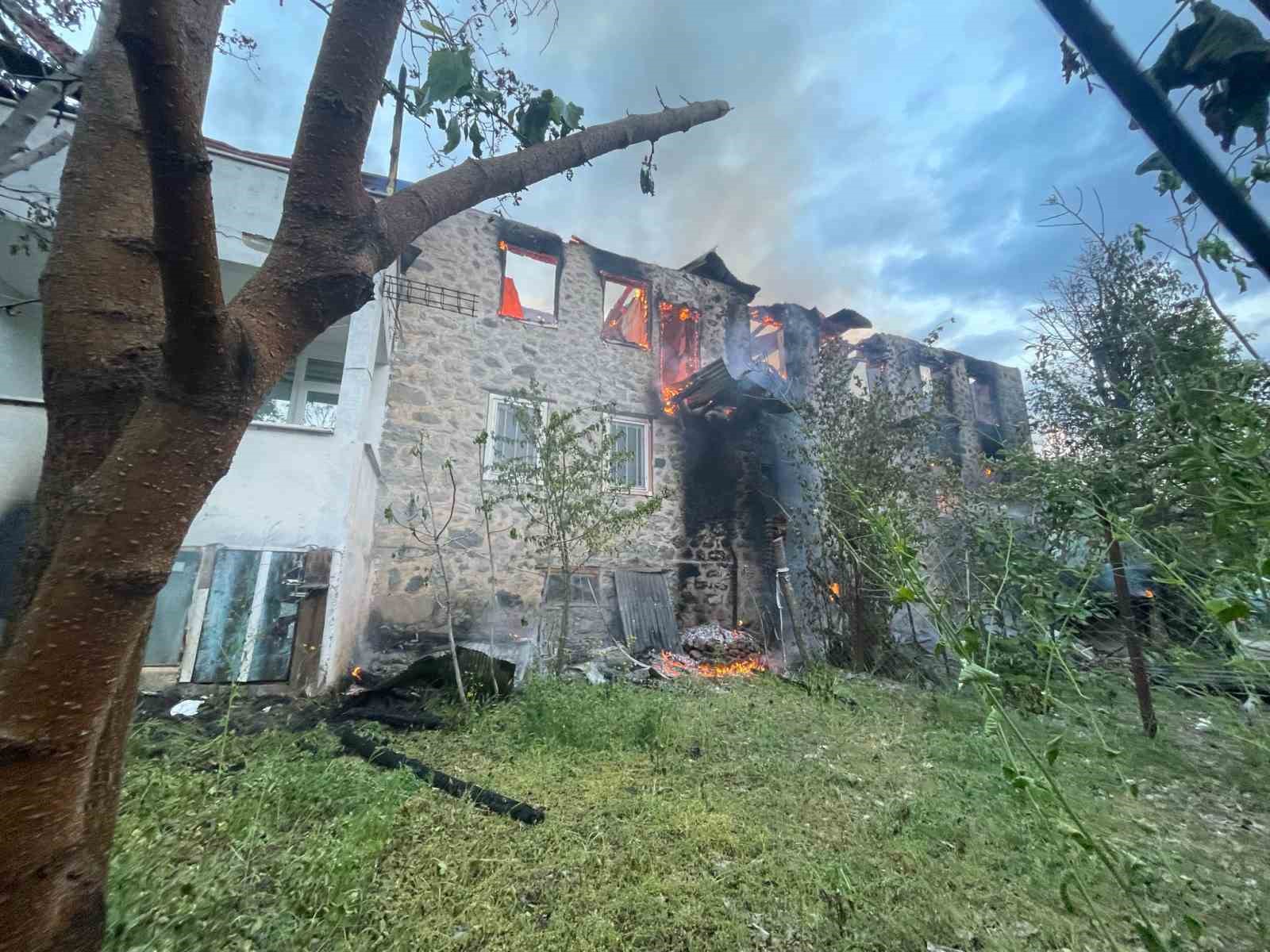 yusufelinde iki katli ahsap evde cikan yangin evi kule cevirdi dJ9MLlHa