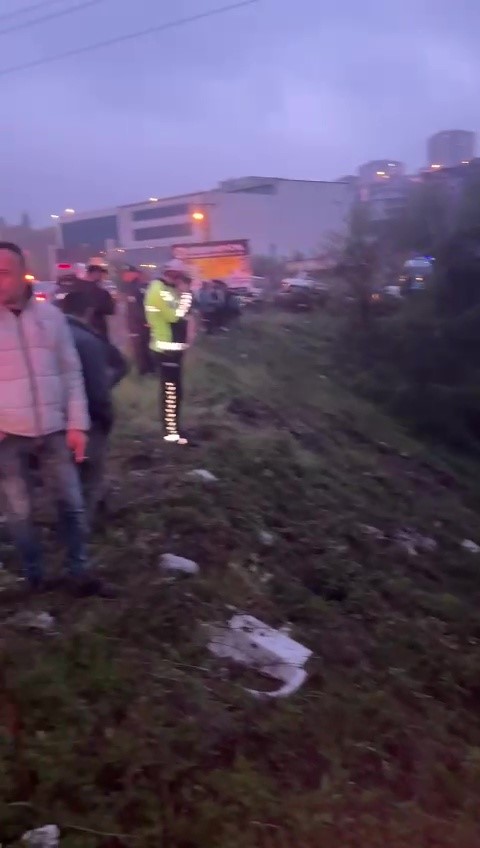zonguldakta otomobil dereye devrildi 4 yarali