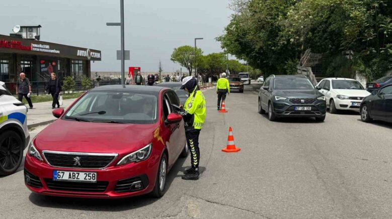 zonguldakta trafik denetimi suruculere evrak kontrolu yapildi 5MPbIFBr