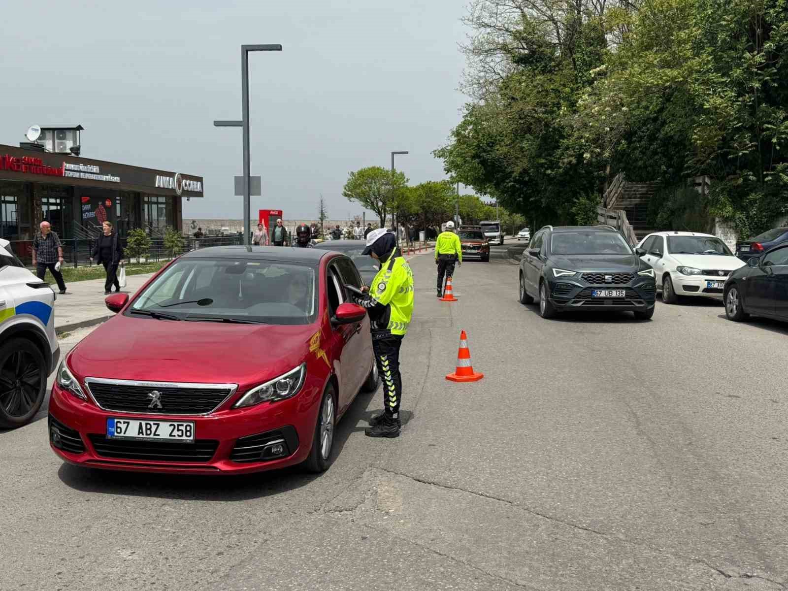 zonguldakta trafik denetimi suruculere evrak kontrolu yapildi 5MPbIFBr