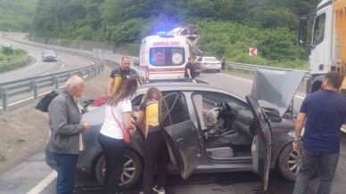 zonguldakta viraji alamayan arac kaza yapti 2 yarali QgSRblvA