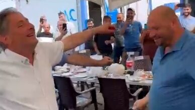 100 gundur maas odemeyen belediye baskani erik dali esliginde gobek atti MIXcS1Lp