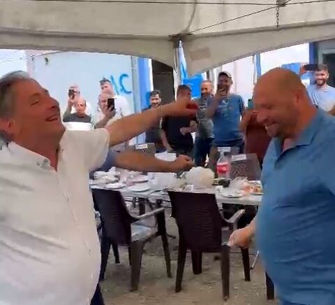 100 gundur maas odemeyen belediye baskani erik dali esliginde gobek atti MIXcS1Lp