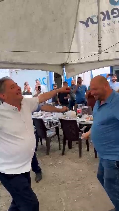 100 gundur maas odemeyen belediye baskani erik dali esliginde gobek atti MIXcS1Lp