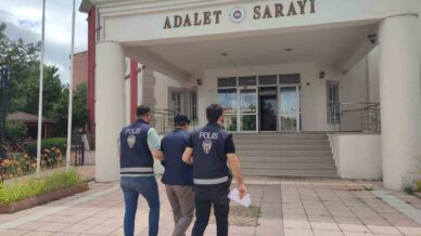 11 yil hapis cezasiyla aranan sahsi polis yakaladi Jbxp52lg