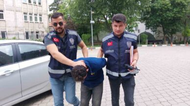 5 yil once calistigi isyerinin deposundan hirsizlik yapti pW3scHz1