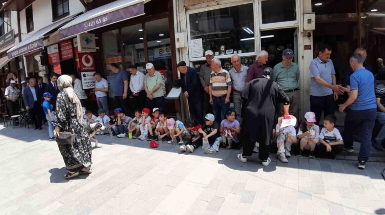 ahilik gelenegine katilan minikler ellerini semaya acti pVYz8k4D