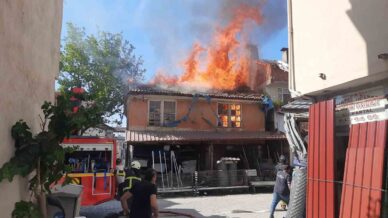 ahsap bina alevlere teslim oldu alevler yan binaya sicradi b5ajDNDl