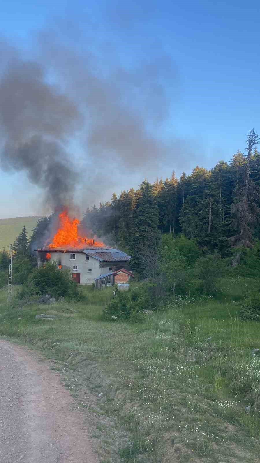 alevlere teslim olan ev kullanilmaz hale geldi JPsbfQUH
