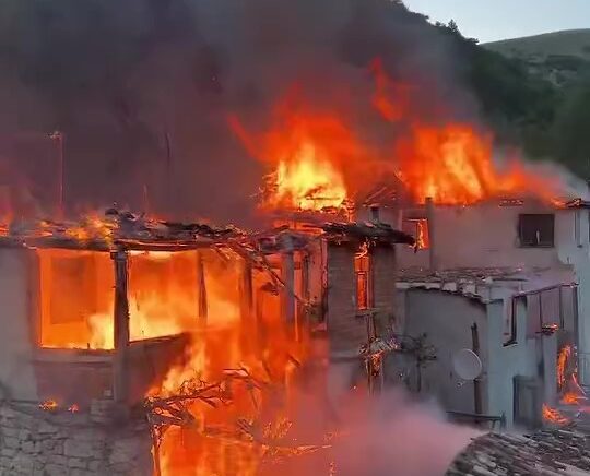 amasyada 4 ahsap ev yandi Ze7IRhZF