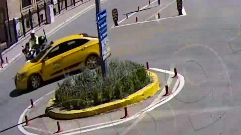 amasyada motosikletli polis ile ticari taksi carpisti kaza ani kamerada qHt8vtzl
