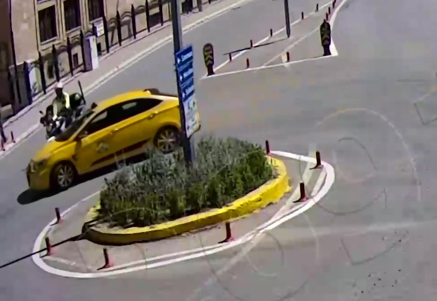 amasyada motosikletli polis ile ticari taksi carpisti kaza ani kamerada ukLPP8VK