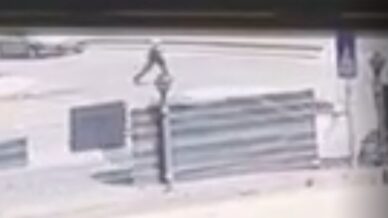 aniden yola cikan yasli adama otomobil carpti P8JJFL8U