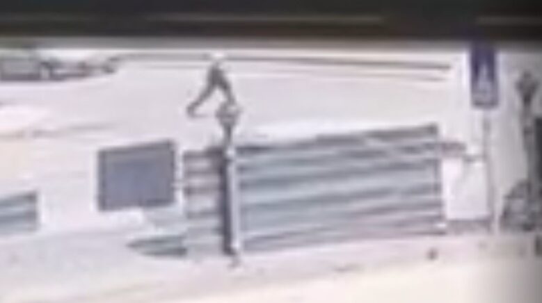 aniden yola cikan yasli adama otomobil carpti sz1xc76x