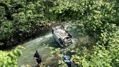 arac dereye uctu 2 olu 1 yarali AZMbEzKi