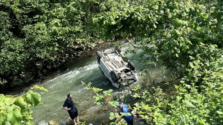 arac dereye uctu 2 olu 1 yarali AZMbEzKi