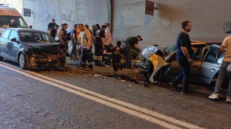 artvinde iki otomobil carpisti 5 yarali xa1iUdBO