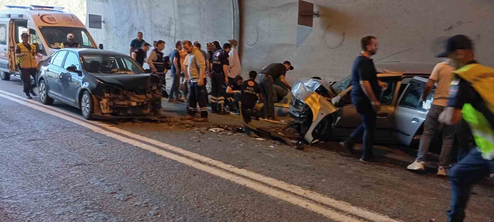artvinde iki otomobil carpisti 5 yarali