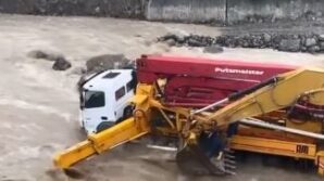 artvinde is makineleri bir anda yukselen dere sularinin ortasinda kaldi KmdDSQSK