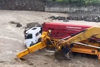 artvinde is makineleri bir anda yukselen dere sularinin ortasinda kaldi KmdDSQSK