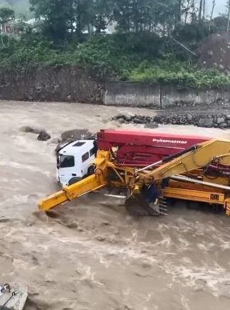 artvinde is makineleri bir anda yukselen dere sularinin ortasinda kaldi KmdDSQSK