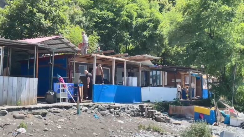 artvinin karadeniz kiyilarindaki kacak yapilar yikiliyor 7ZjaBbkH