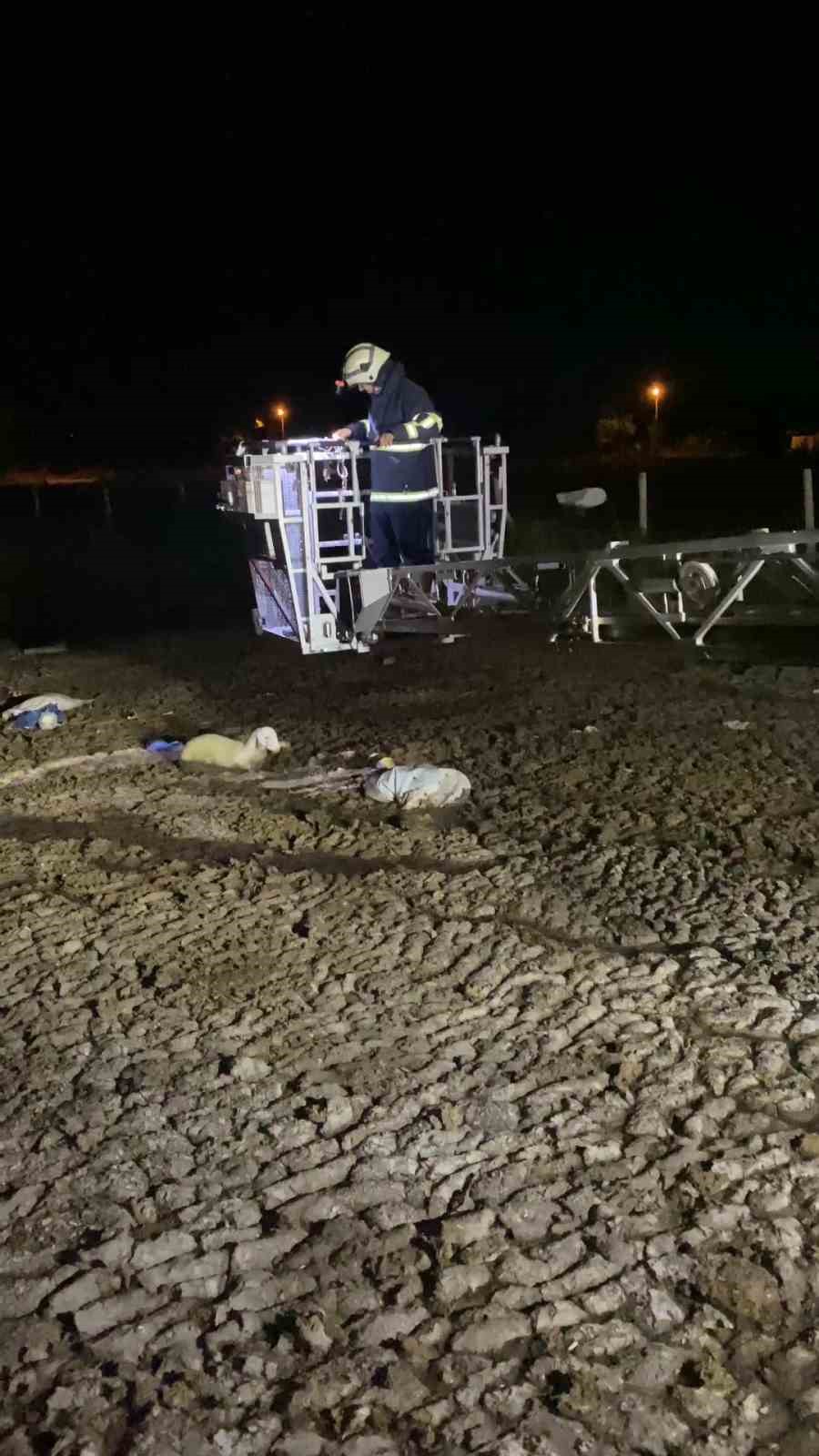 atik dokulen alanda mahsur kalan koyunu itfaiyeciler kurtardi qUEAkgbf