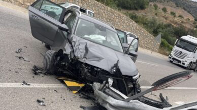 bariyerlere carpan otomobildeki 8 kisi yaralandi hkLwcvYa