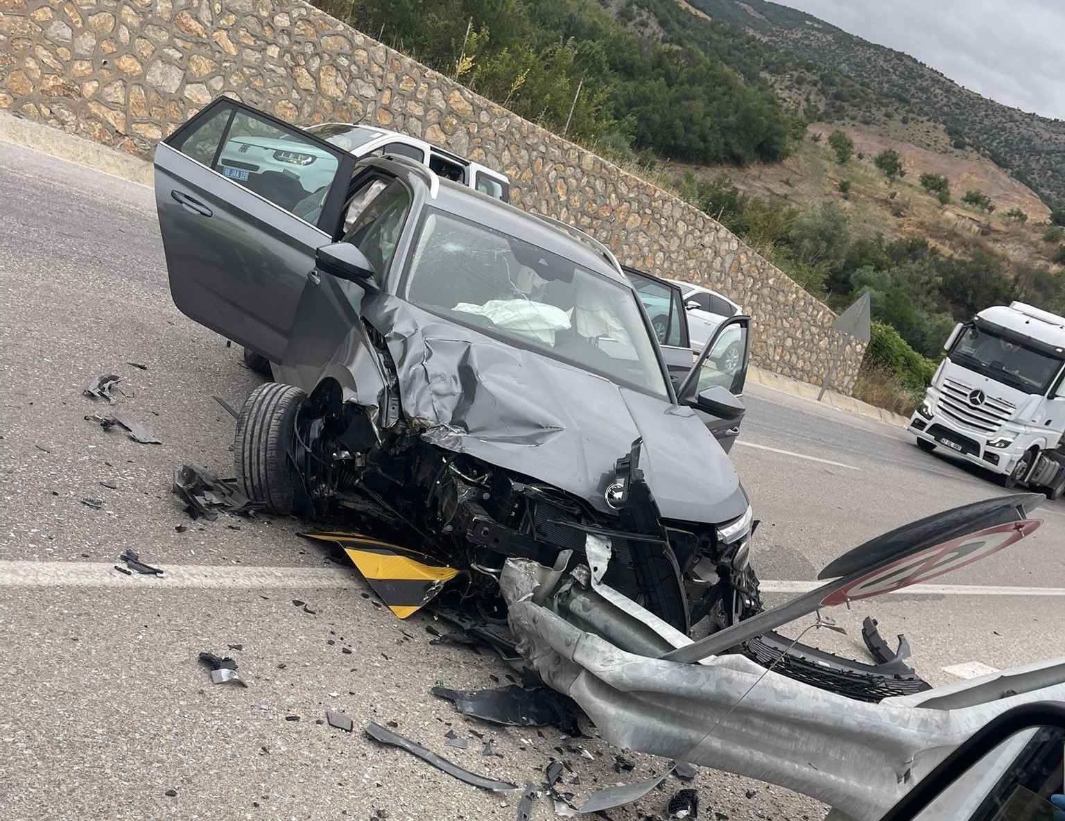 bariyerlere carpan otomobildeki 8 kisi yaralandi hkLwcvYa