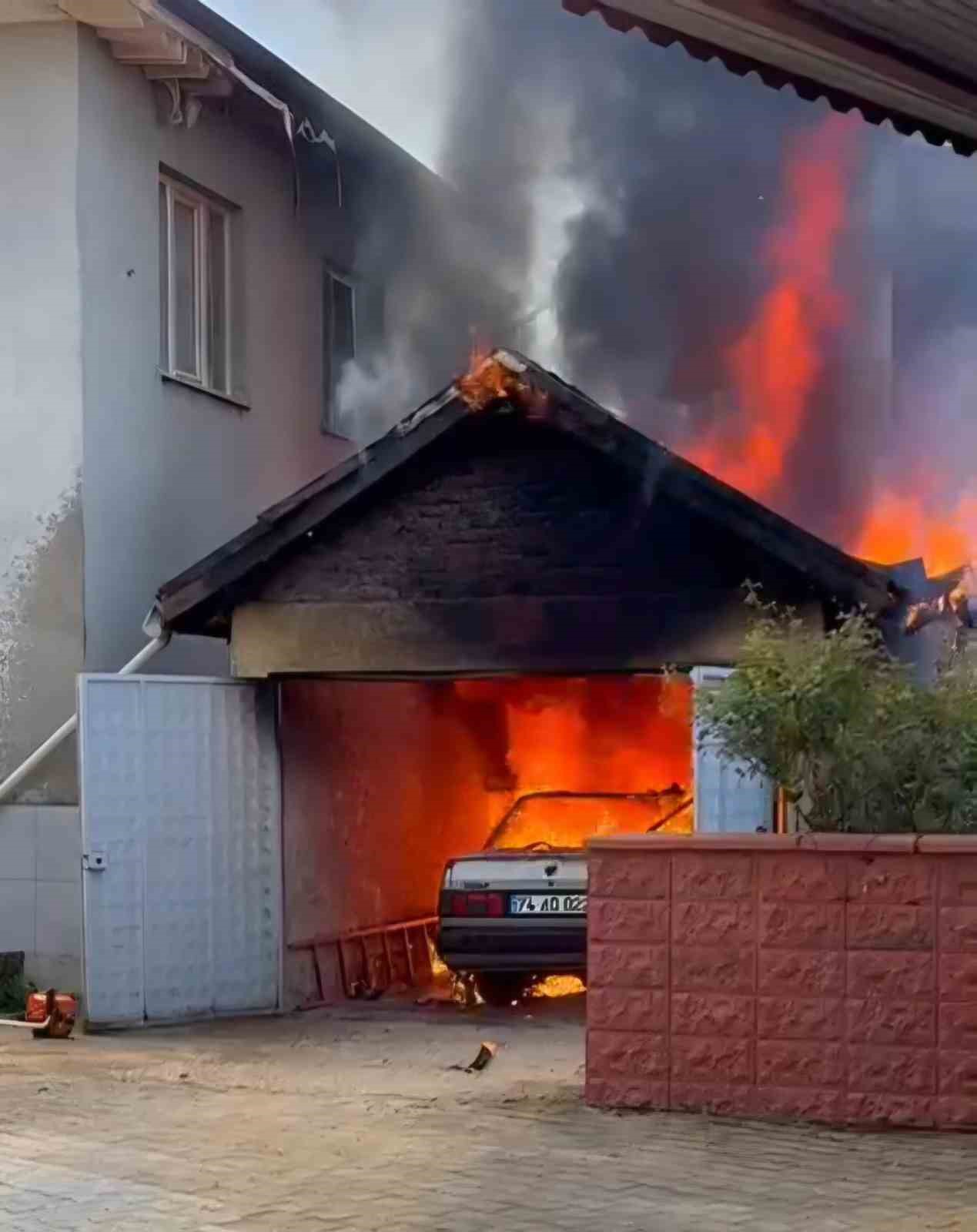 bartinda garaj ve icerisindeki otomobil alev alev yandi nrIthqfI