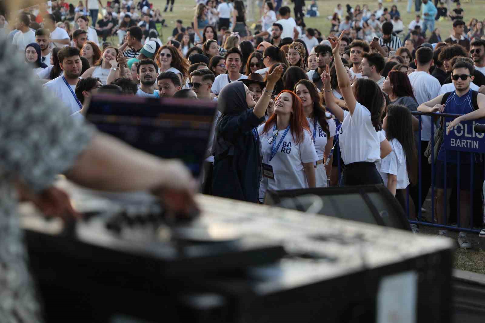 barufest25te ogrenciler doyasiya eglendi CAriCtS3